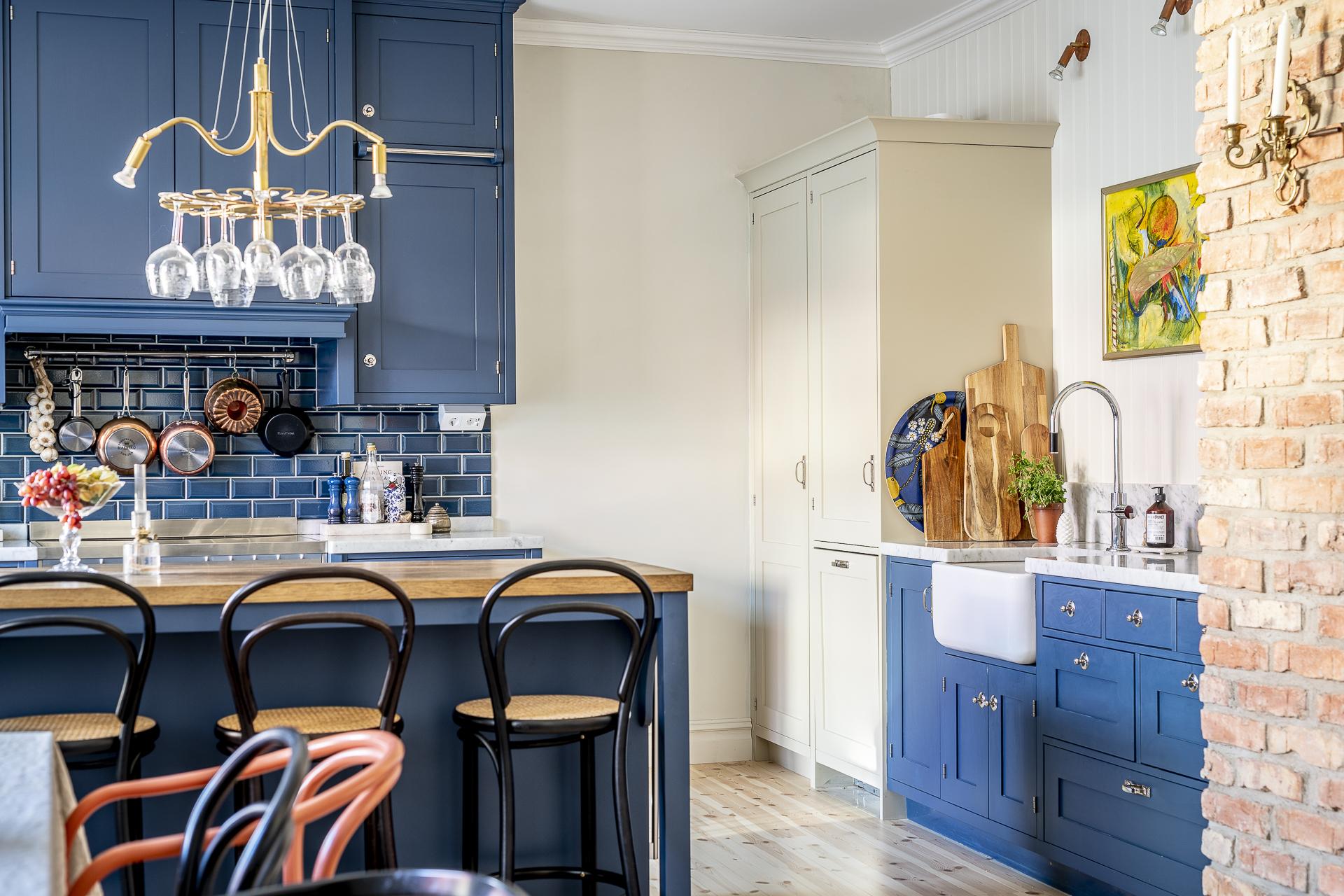 cuisine bleue avec briques décoration scandinave
