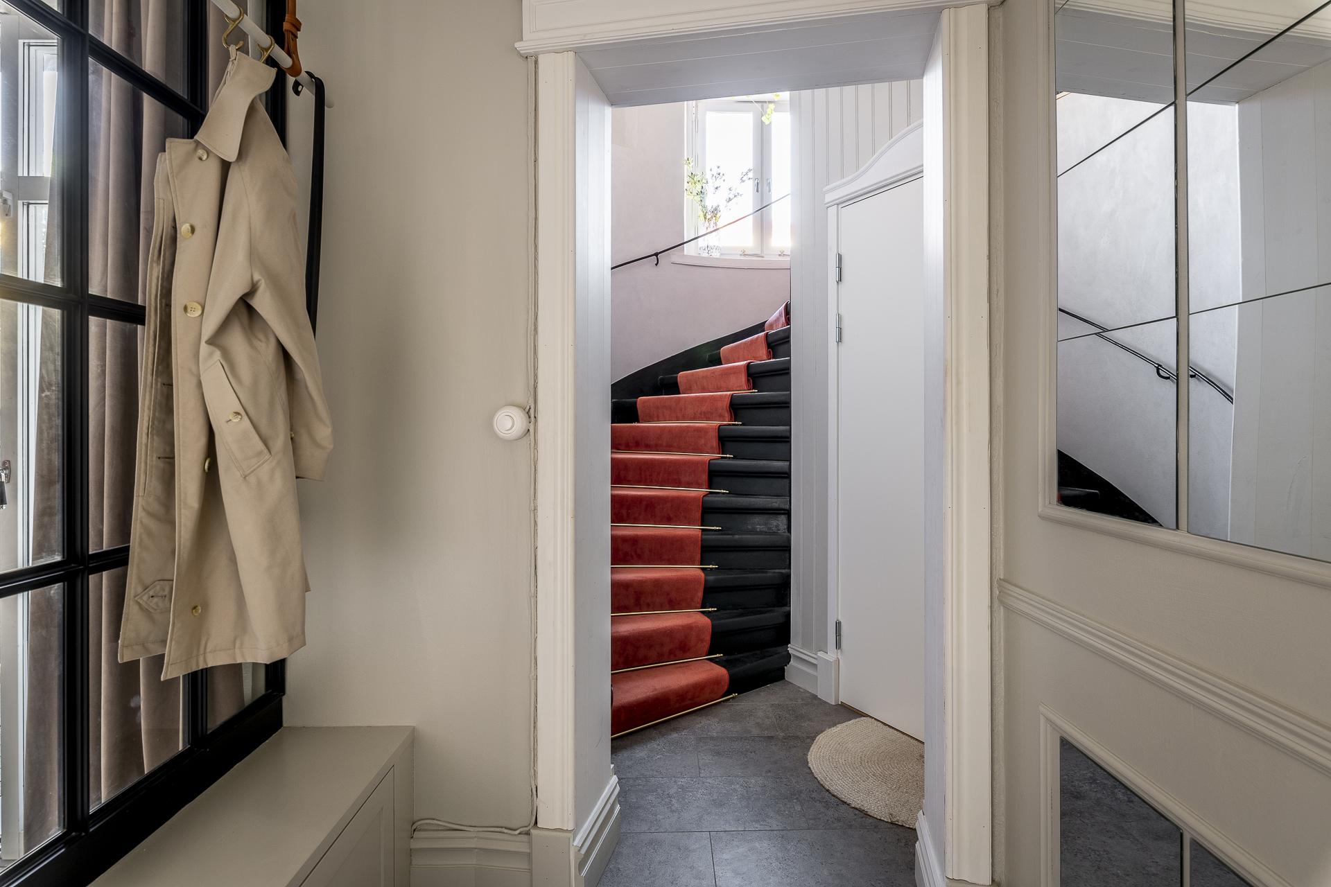 entrée avec escalier