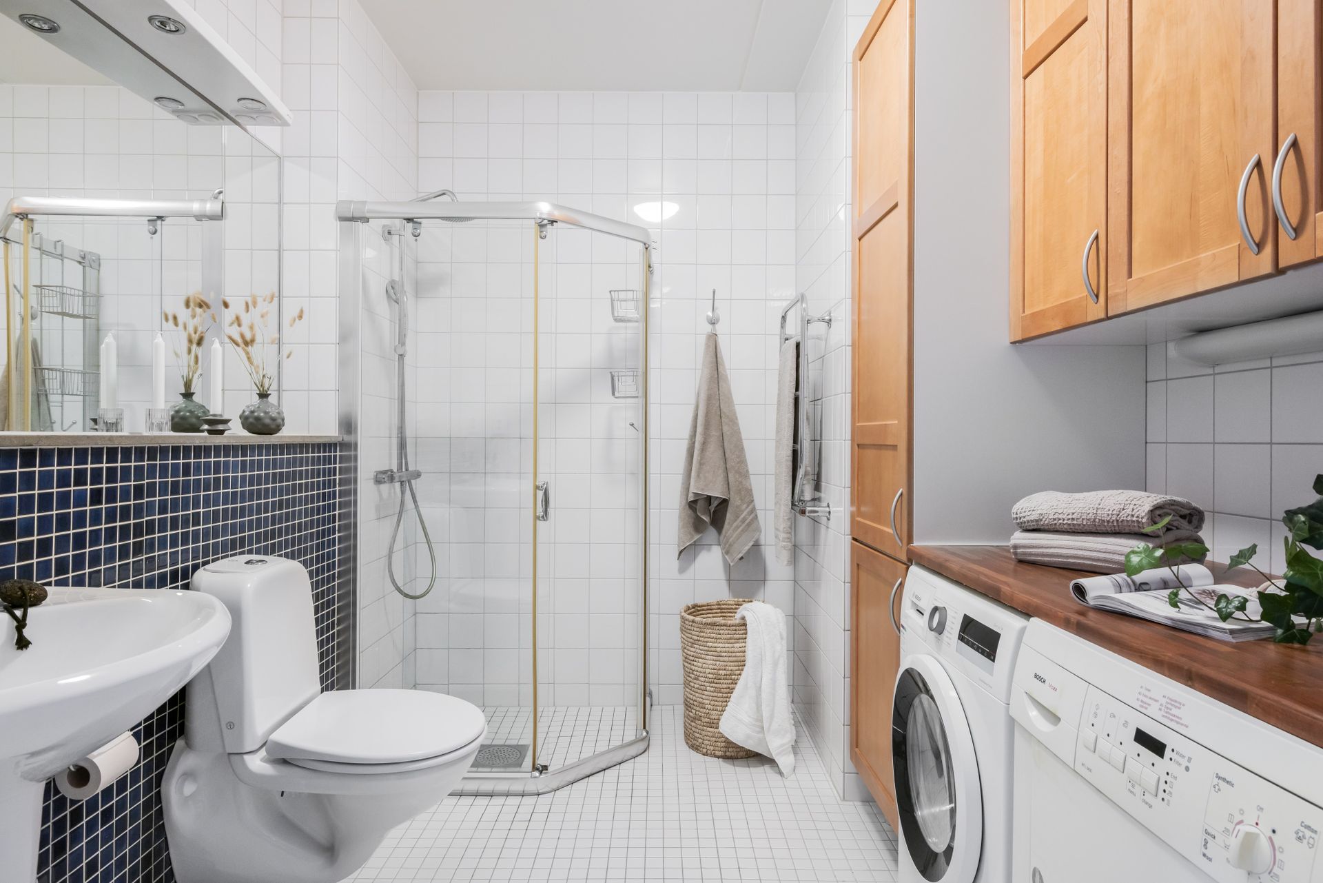 salle de bain blanc et bois