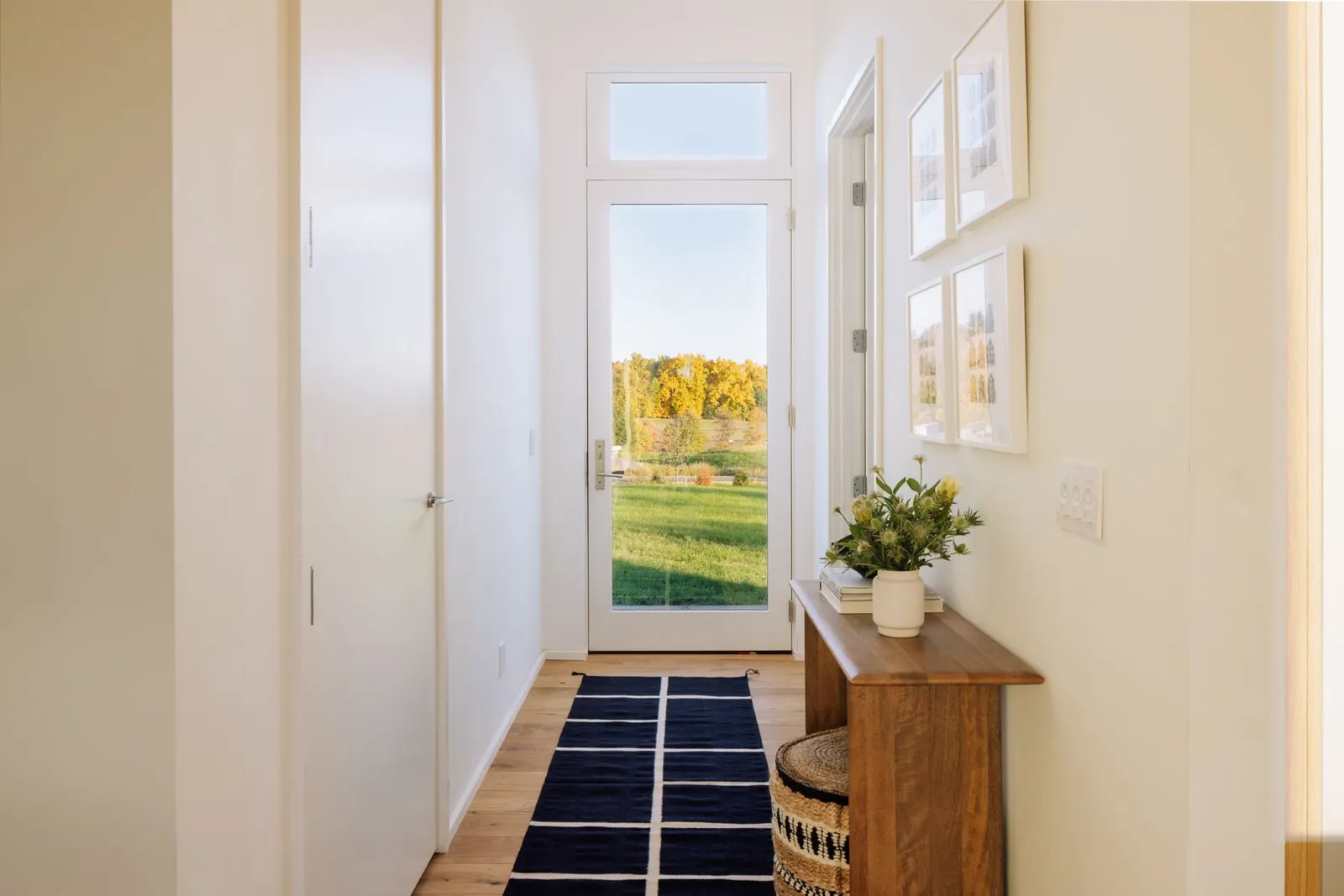 entrée avec porte vitrée