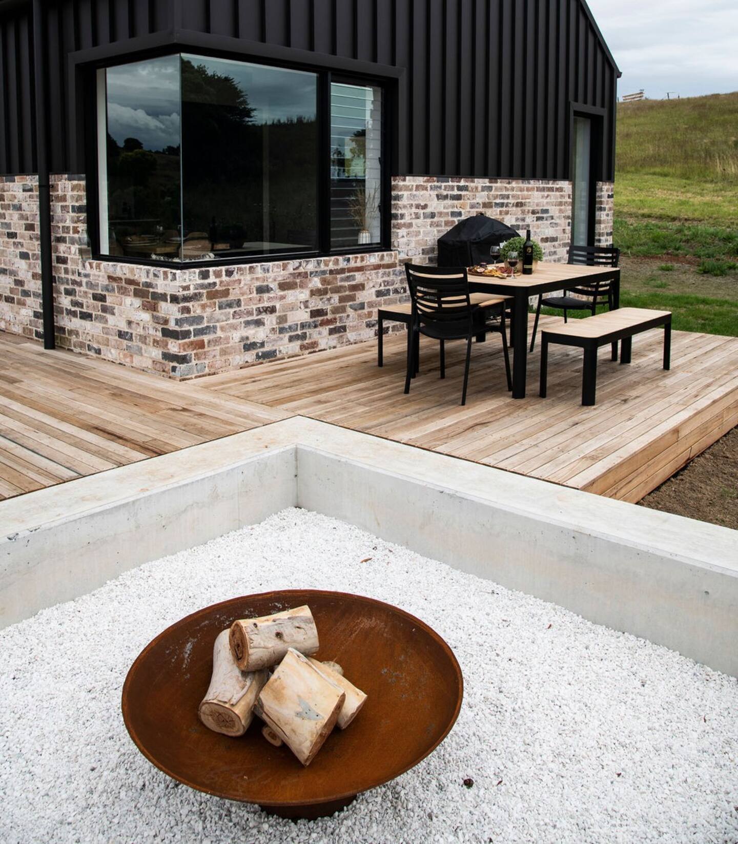 maison contemporaine avec terrasse en bois et brasero maison contemporaine avec terrasse en bois et brasero