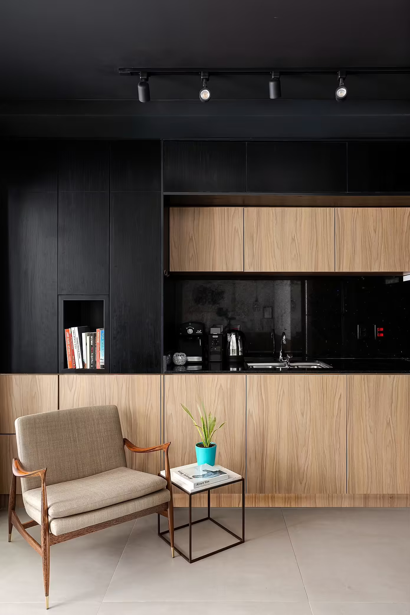 cuisine design noire et bois ancien studio de 30m2 cuisine design noire et bois ancien studio de 30m2
