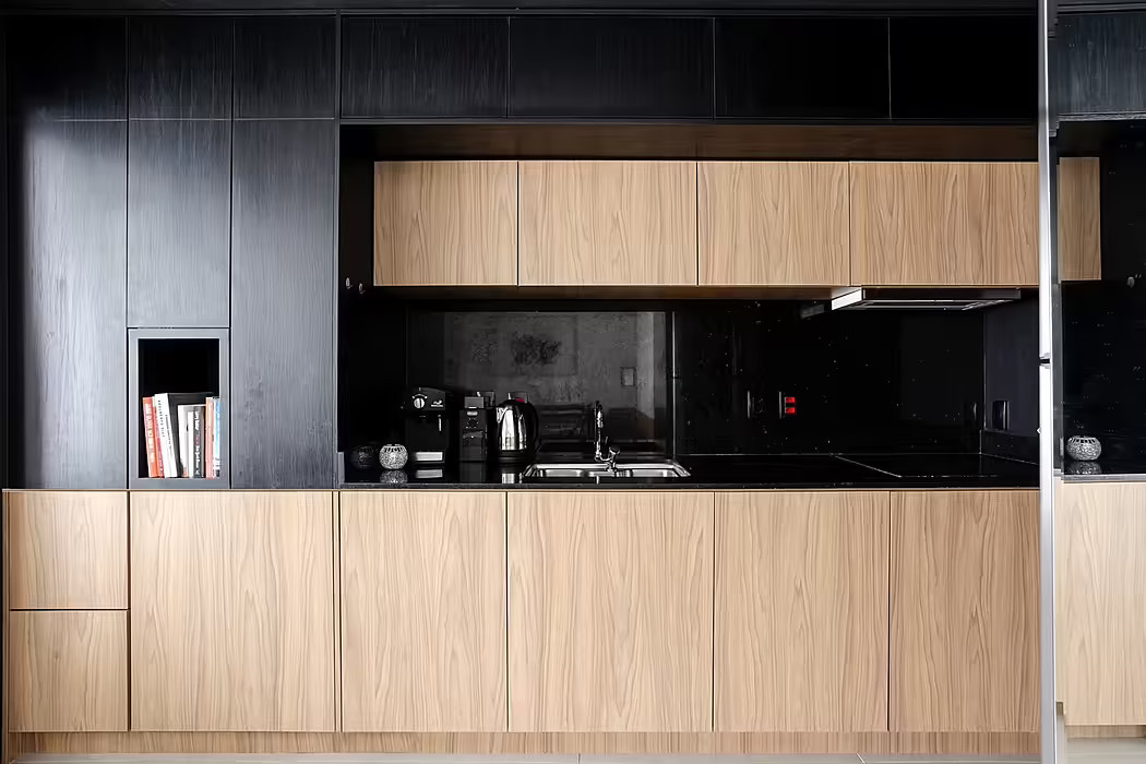 cuisine design noire et bois ancien studio de 30m2 cuisine design noire et bois ancien studio de 30m2