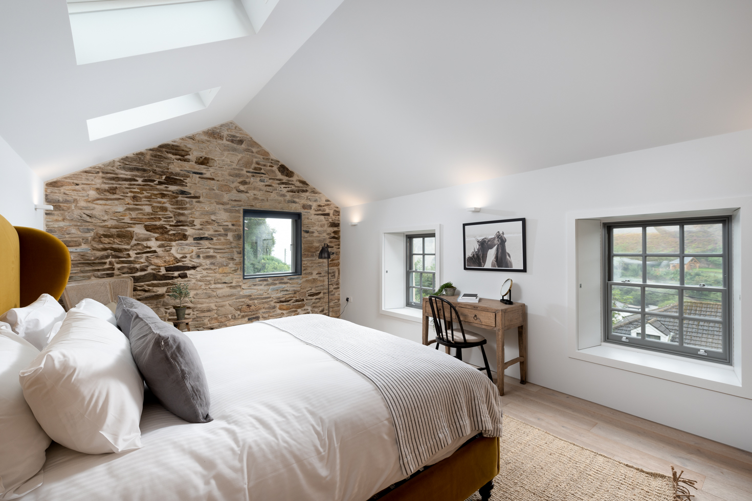 chambre mansardée avec mur de pierres chambre mansardée avec mur de pierres