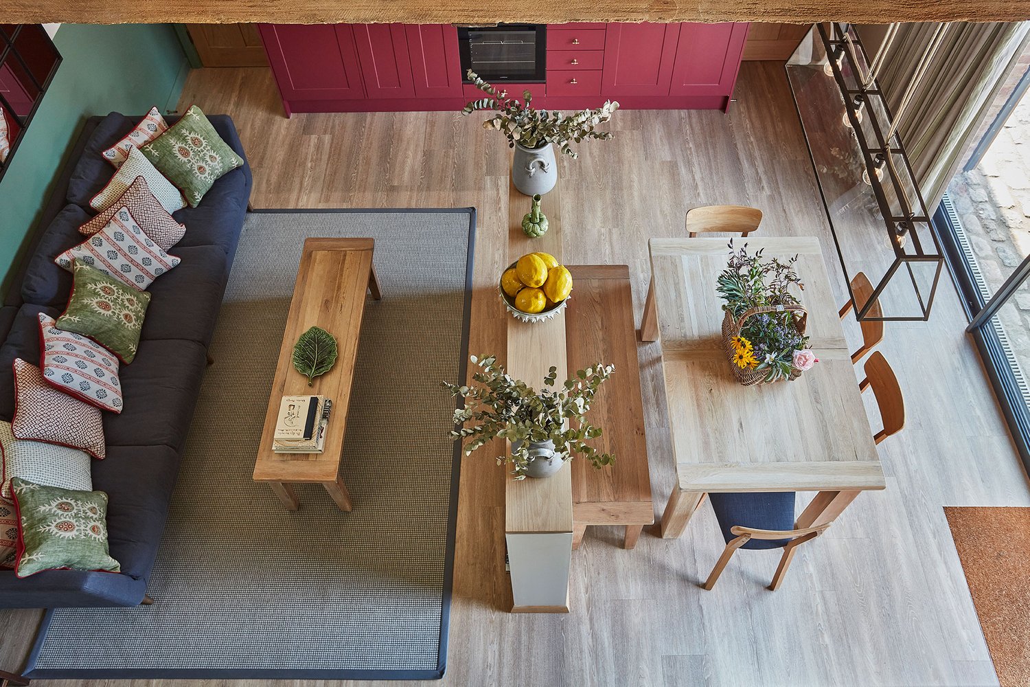 salon avec cuisine ouverte ferme rénovée