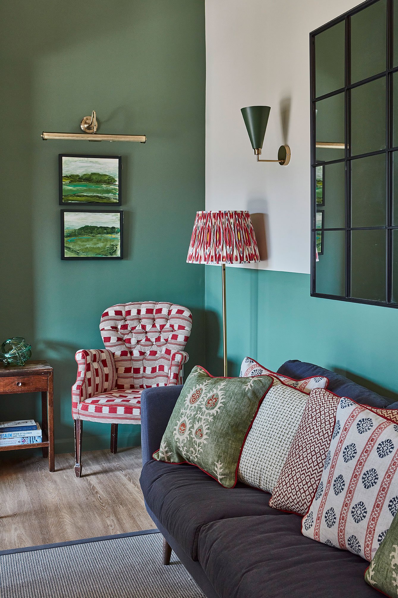 salon mur vert canapé bleu