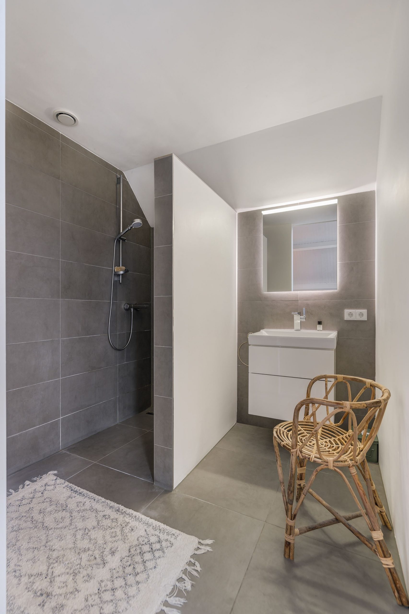 salle de bain grise décoration design