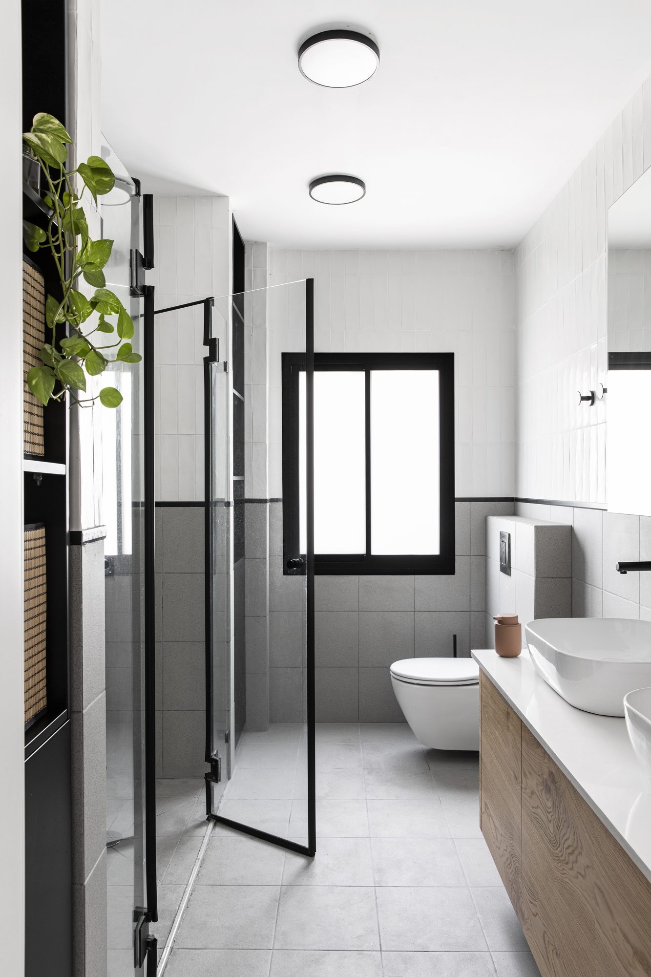 salle de bain design bois et blanc