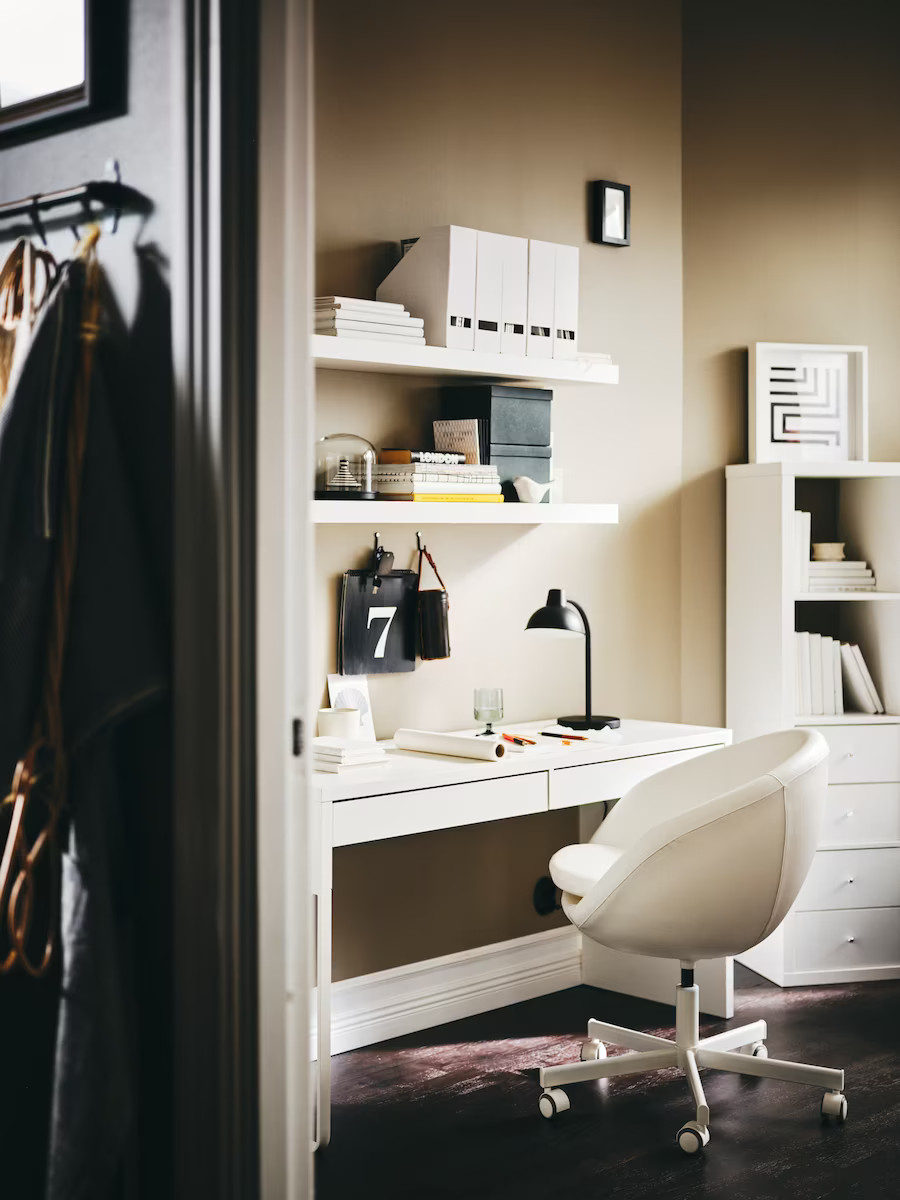 espace bureau blanc IKEA dans chambre