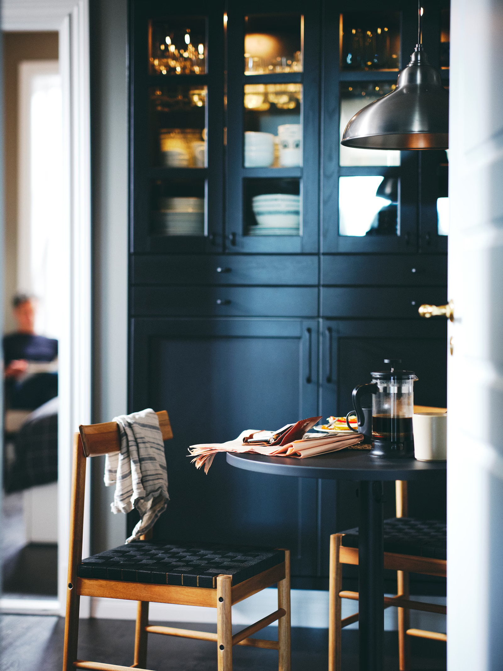 cuisine noire avec vitrine