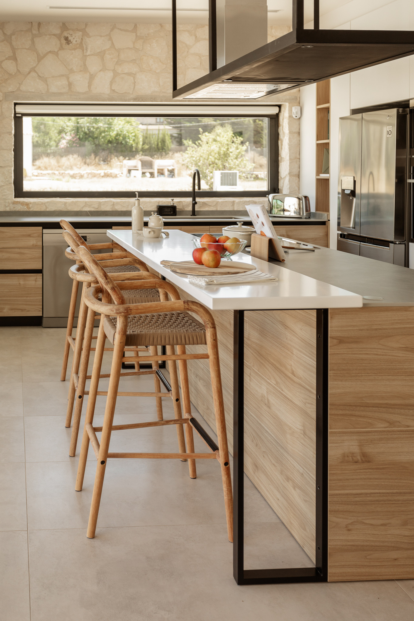 cuisine avec chaises Kave Home photo Paloma Gonzalez Rey pour MAAF cuisine avec chaises Kave Home photo Paloma Gonzalez Rey pour MAAF