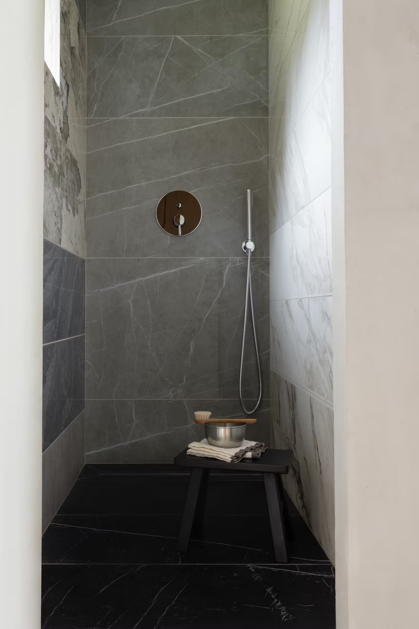 douche marbre gris