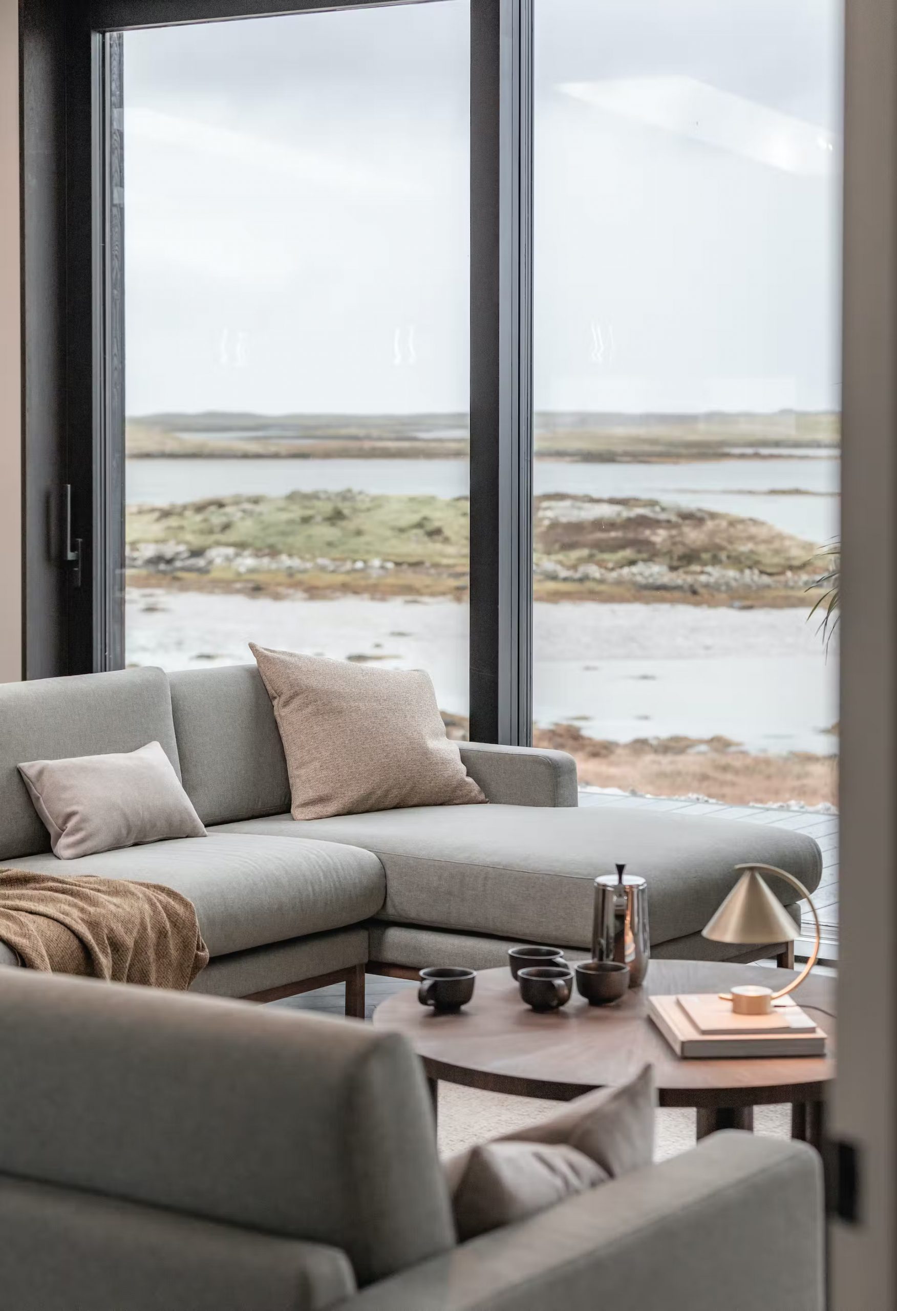 salon avec baie vitrée décoration design