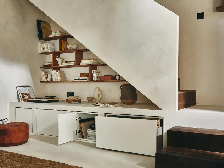 escalier aménagé avec rangements