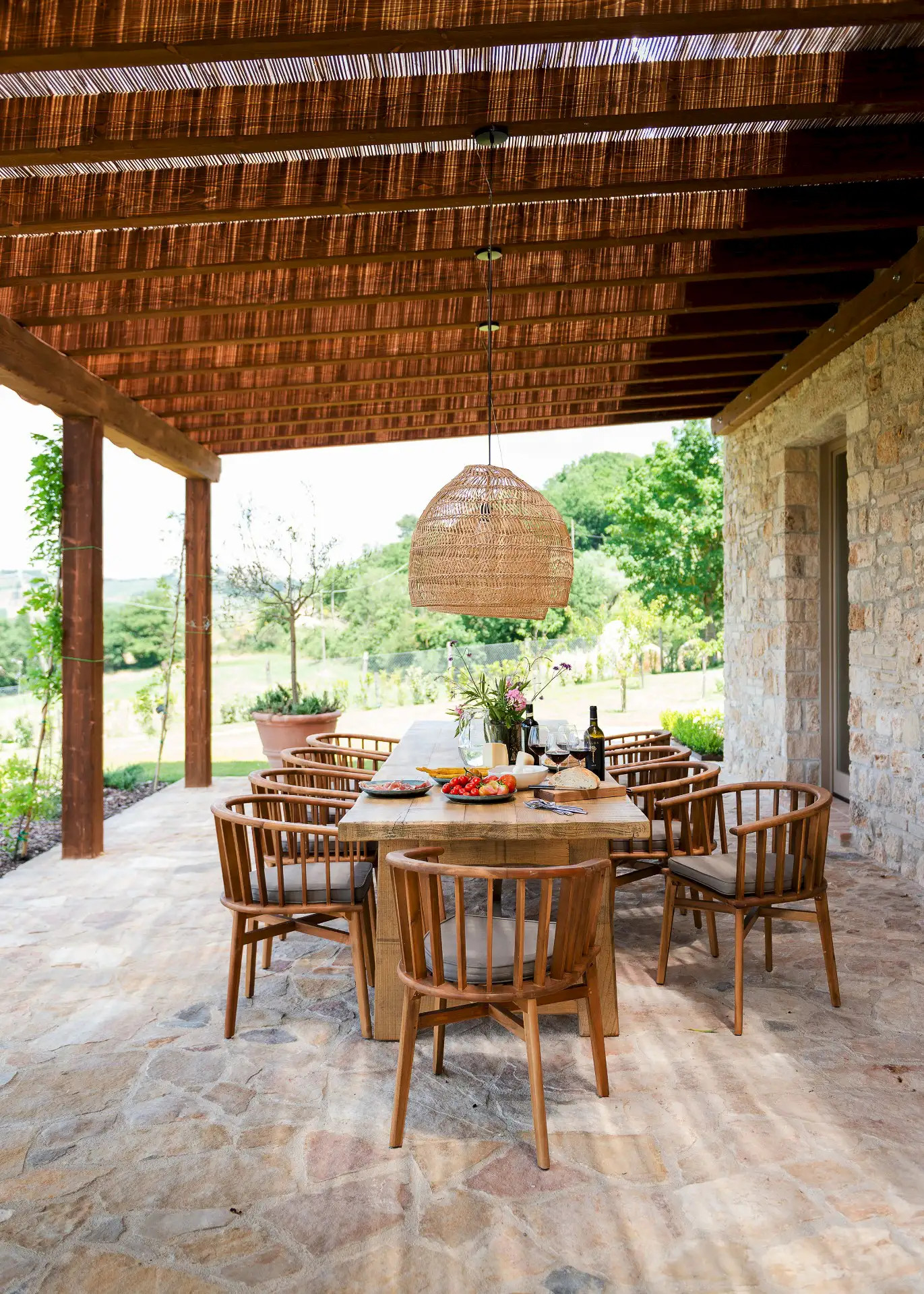 terrasse avec pergola bois maison en pierres en Ombrie La Selva terrasse avec pergola bois maison en pierres en Ombrie La Selva