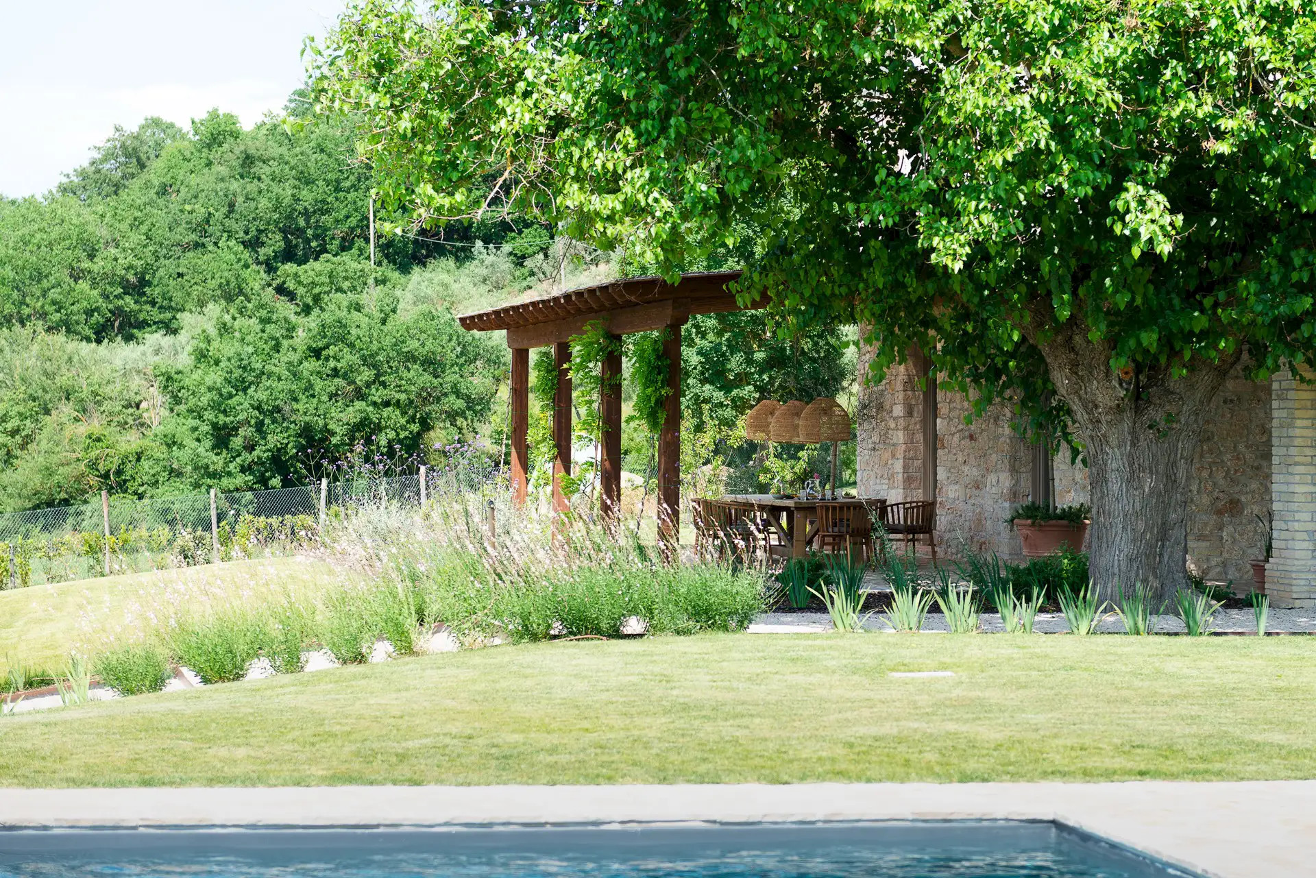 terrasse avec pergola bois maison en pierres en Ombrie La Selva terrasse avec pergola bois maison en pierres en Ombrie La Selva