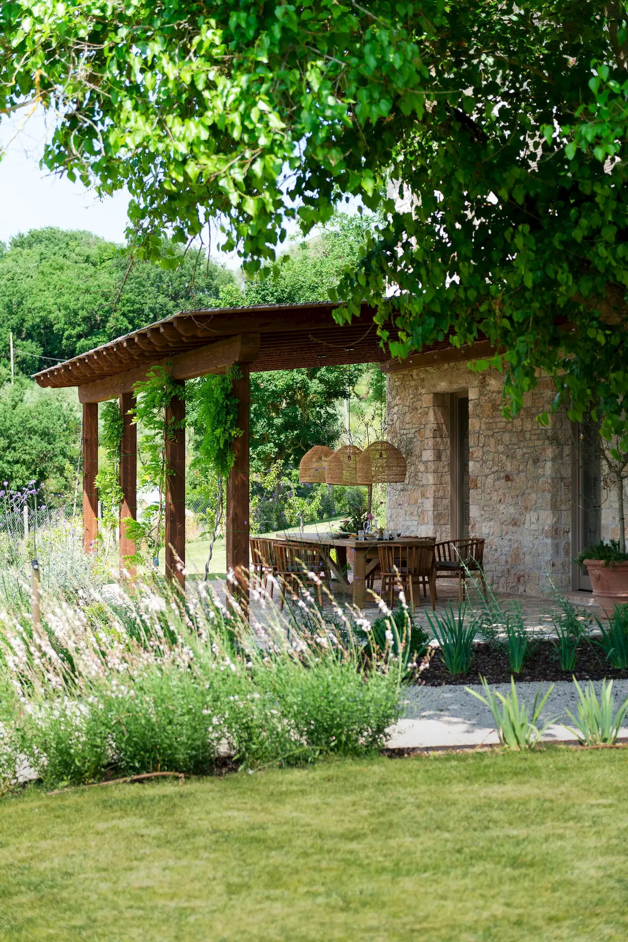 terrasse avec pergola bois maison en pierres en Ombrie La Selva terrasse avec pergola bois maison en pierres en Ombrie La Selva