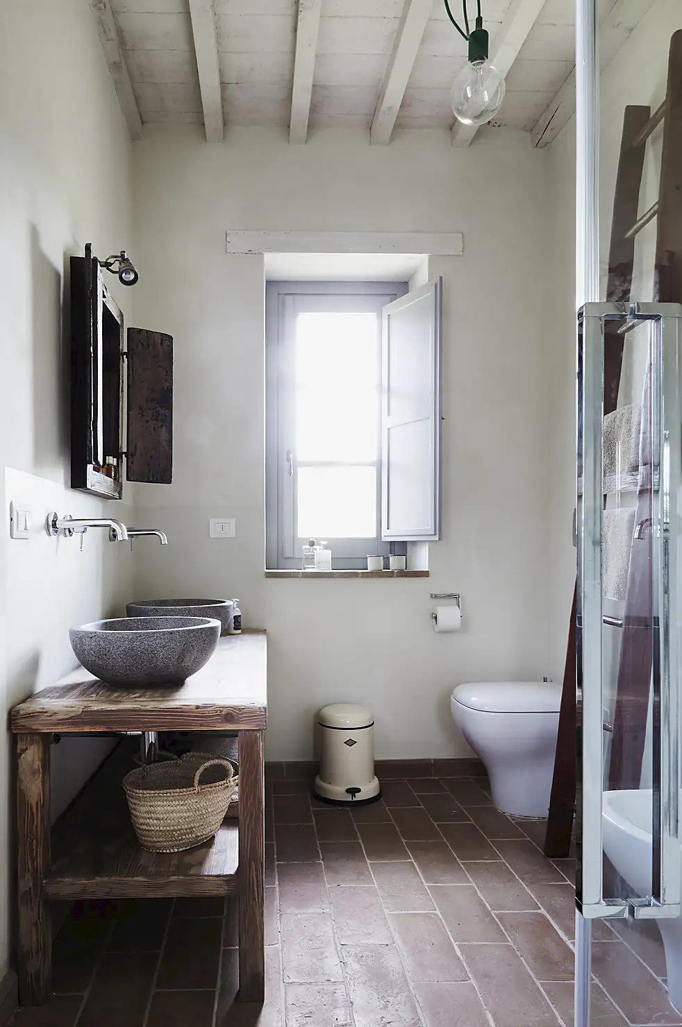 salle de bain avec poutres blanches salle de bain avec poutres blanches