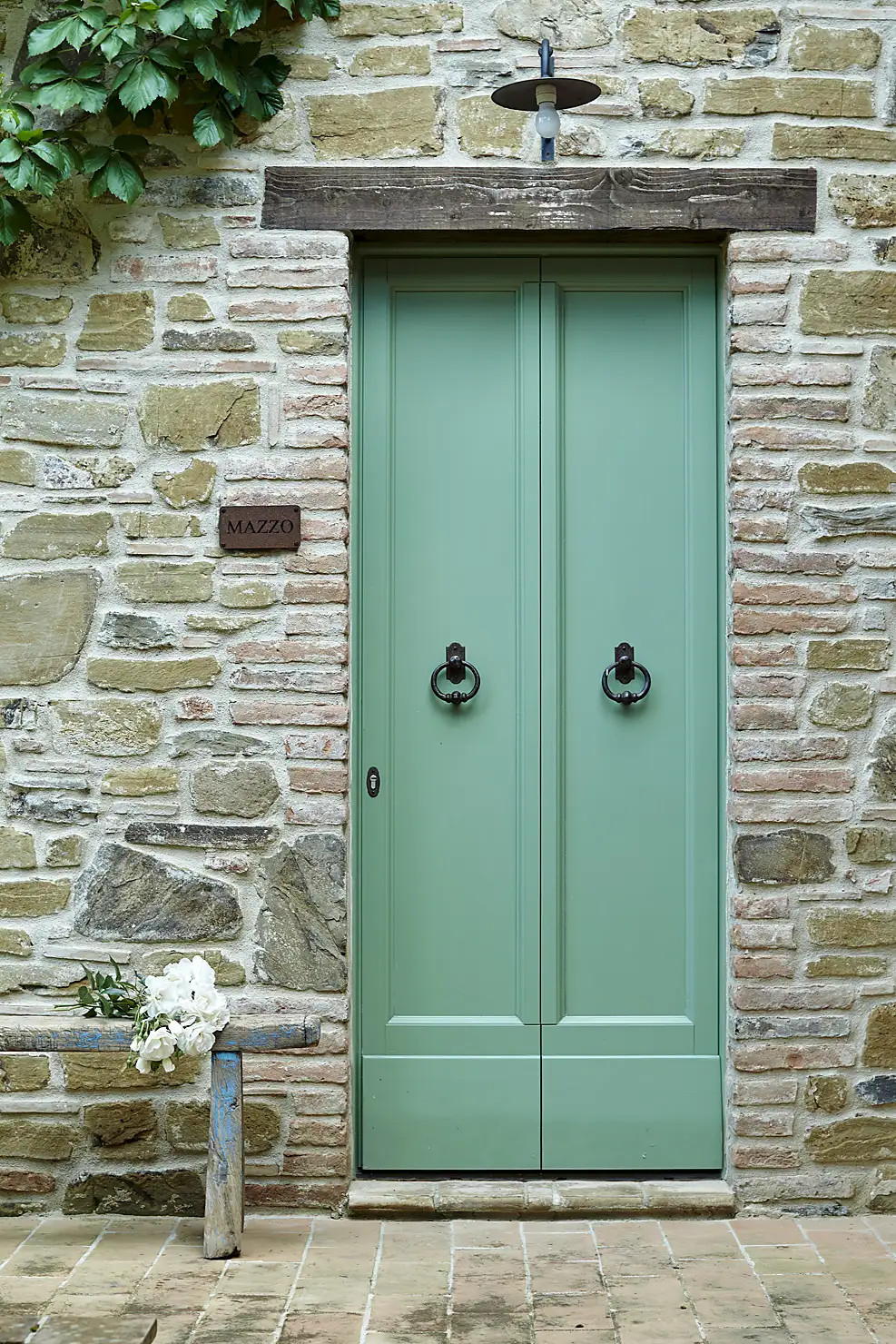 maison en pierres Italie avec porte verte maison en pierres Italie avec porte verte