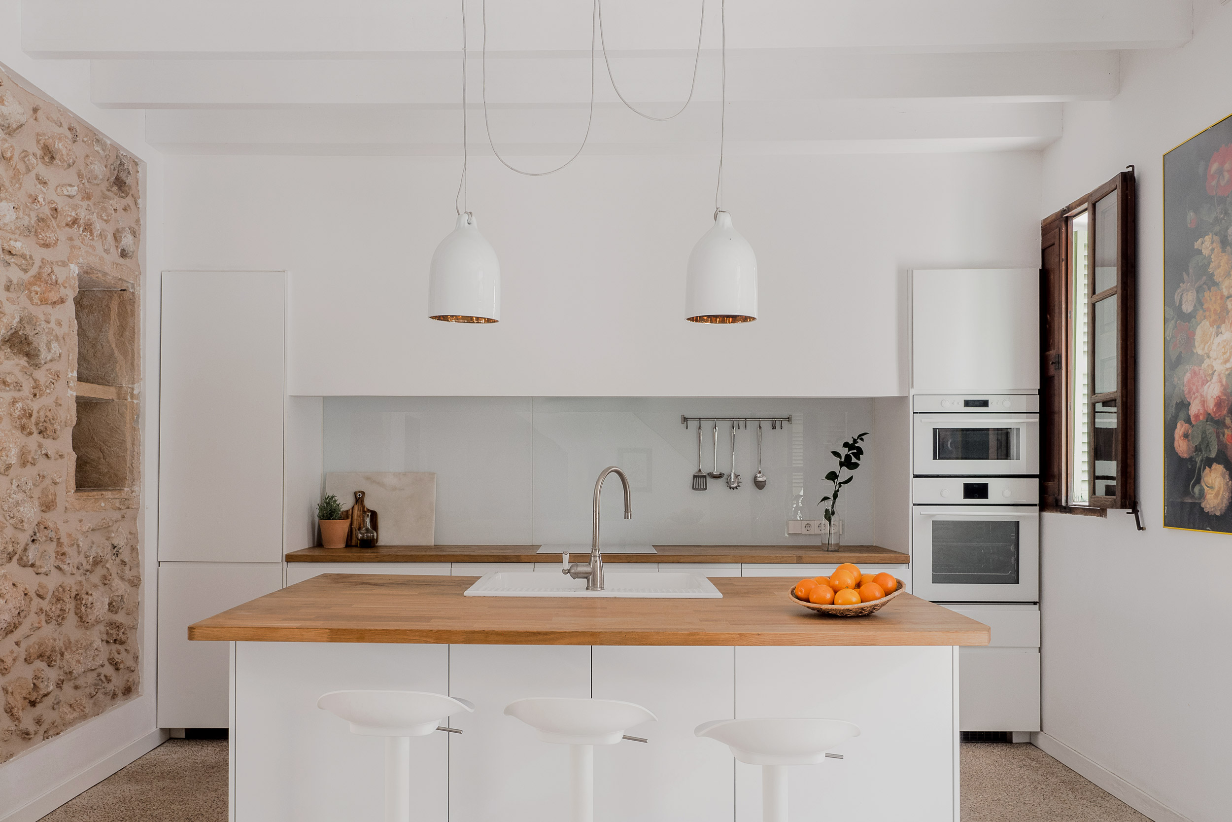 cuisine design blanche mur pierres cuisine design blanche mur pierres