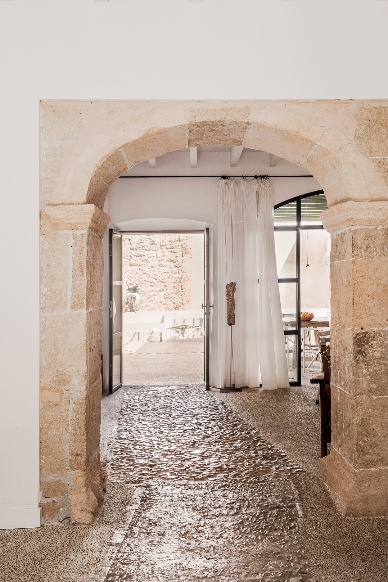 entrée avec voûte maison pierre rénovée entrée avec voûte maison pierre rénovée