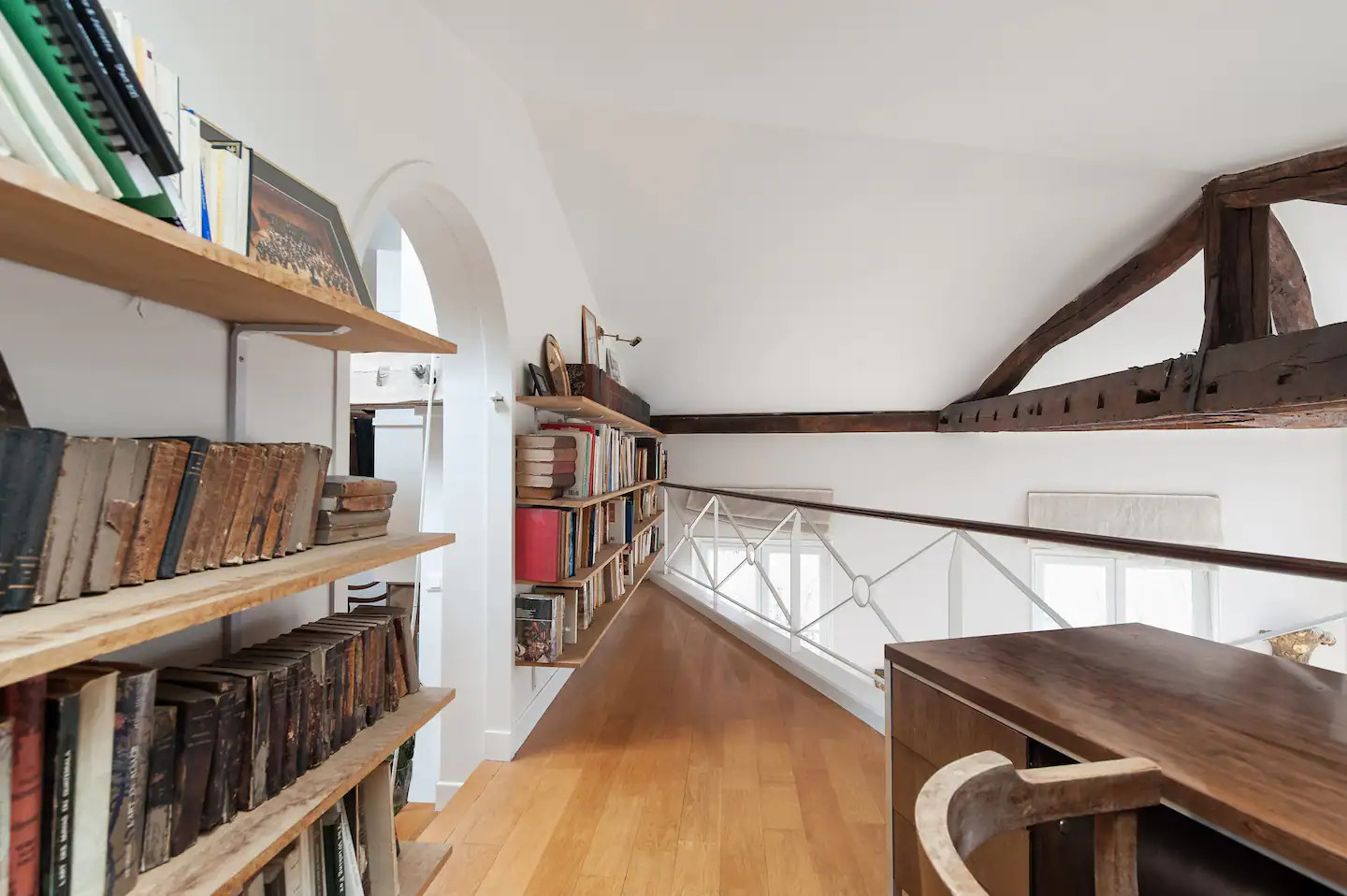 mezzanine avec poutres anciennes