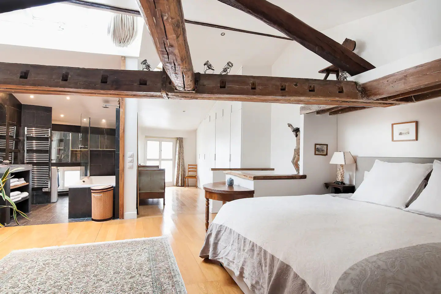 chambre avec poutres appartement Paris