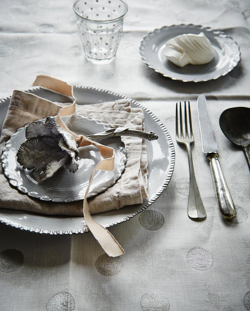 table avec vaisselle blanche table avec vaisselle blanche