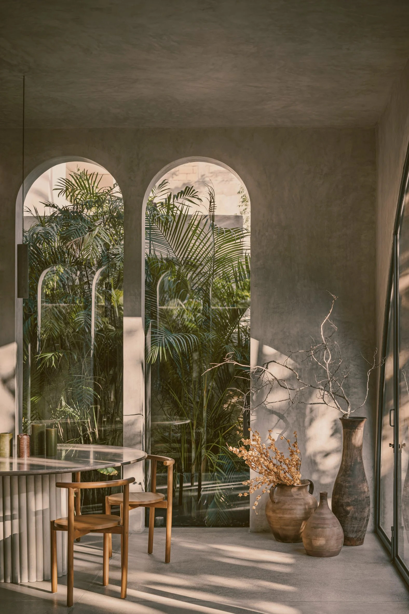 salle à manger avec fenêtres en arche maison de vacances à Tulum salle à manger avec fenêtres en arche maison de vacances à Tulum
