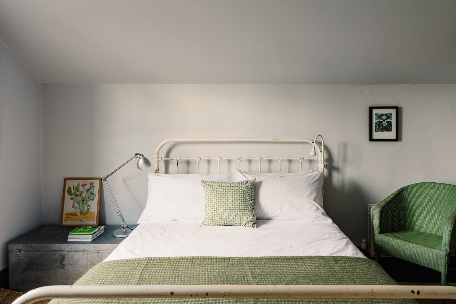 chambre avec lit en métal