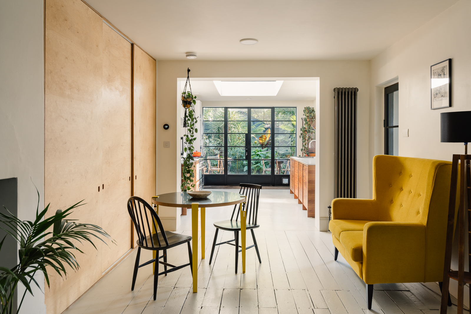 salon avec canapé jaune