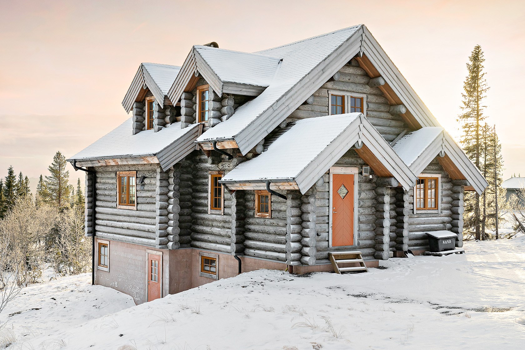 Un véritable chalet traditionnel en rondins dans la neige