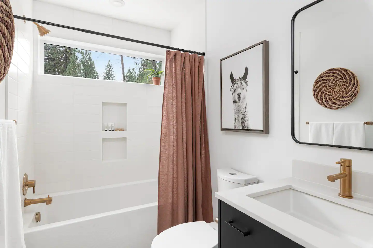 salle de bain avec imposte vitrée