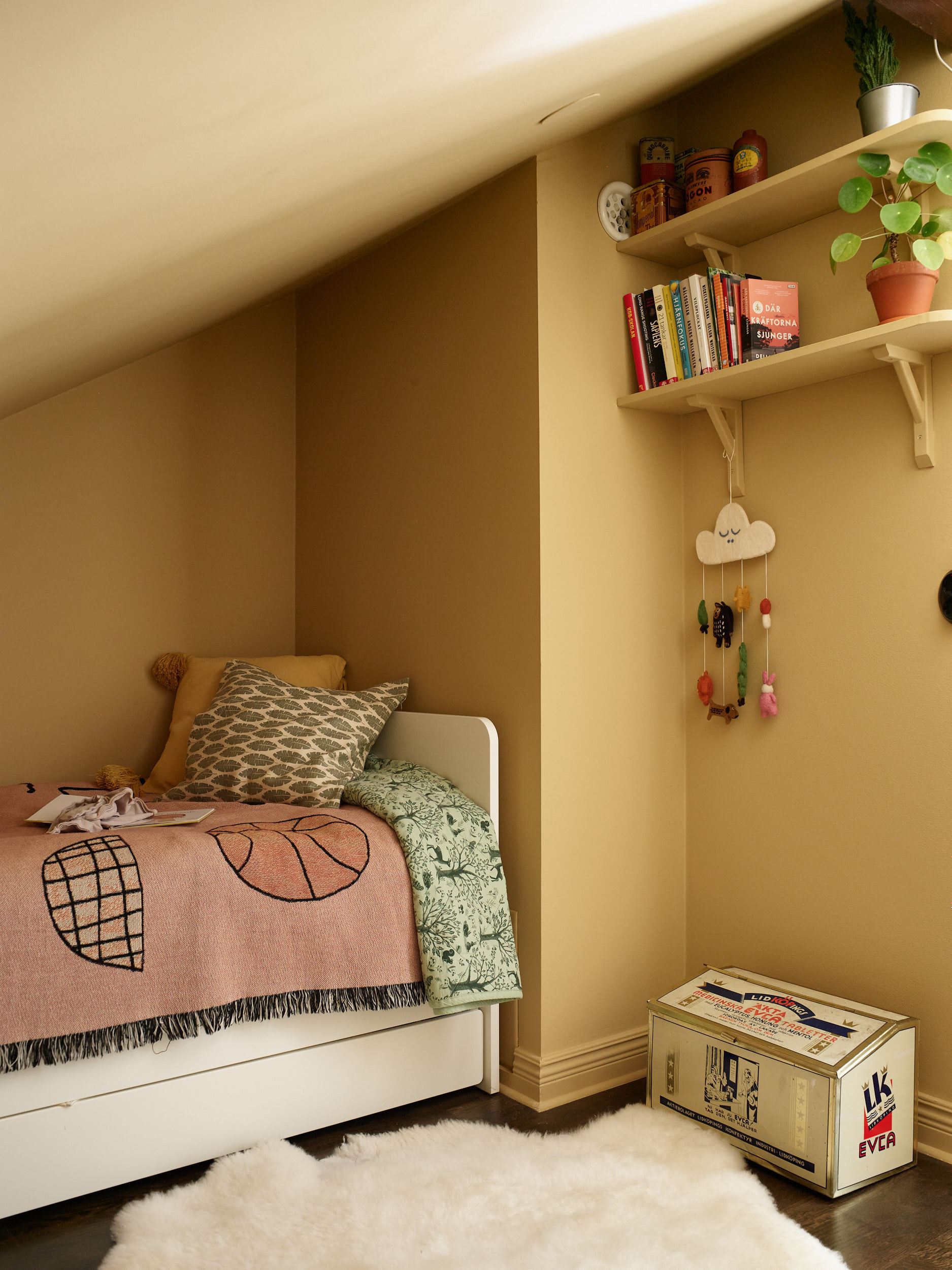 chambre enfant mur jaune