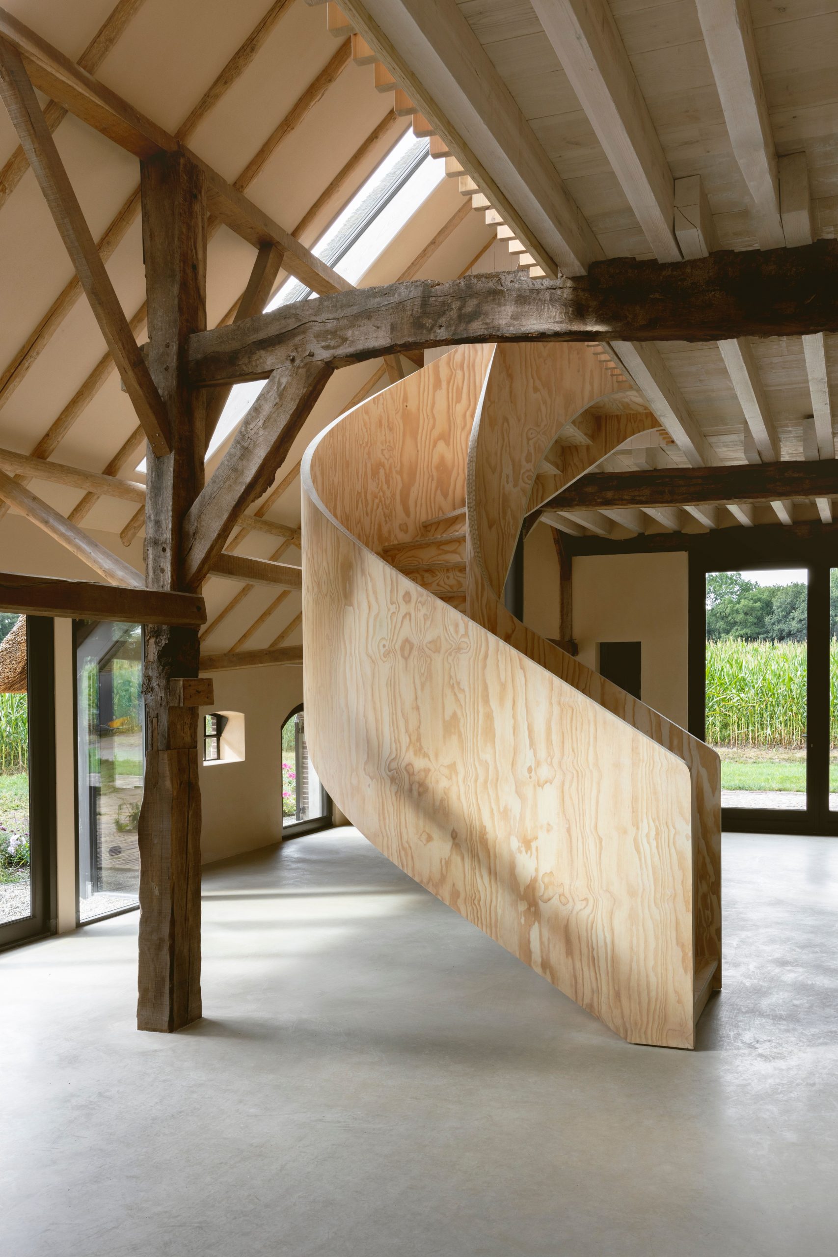 escalier design EeStairs dans ancienne ferme avec poutres escalier design EeStairs dans ancienne ferme avec poutres