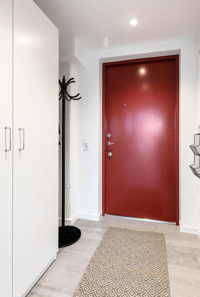 entrée avec porte rouge sang de boeuf entrée avec porte rouge sang de boeuf