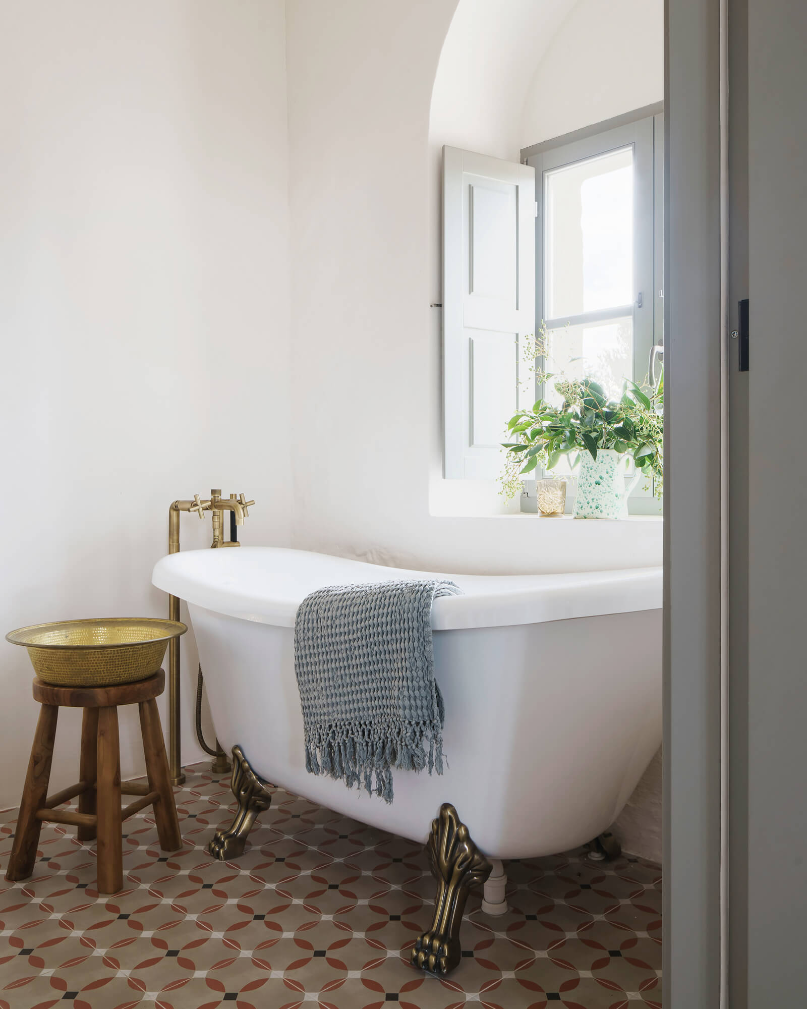 salle de bain rétro avec carreaux de ciment