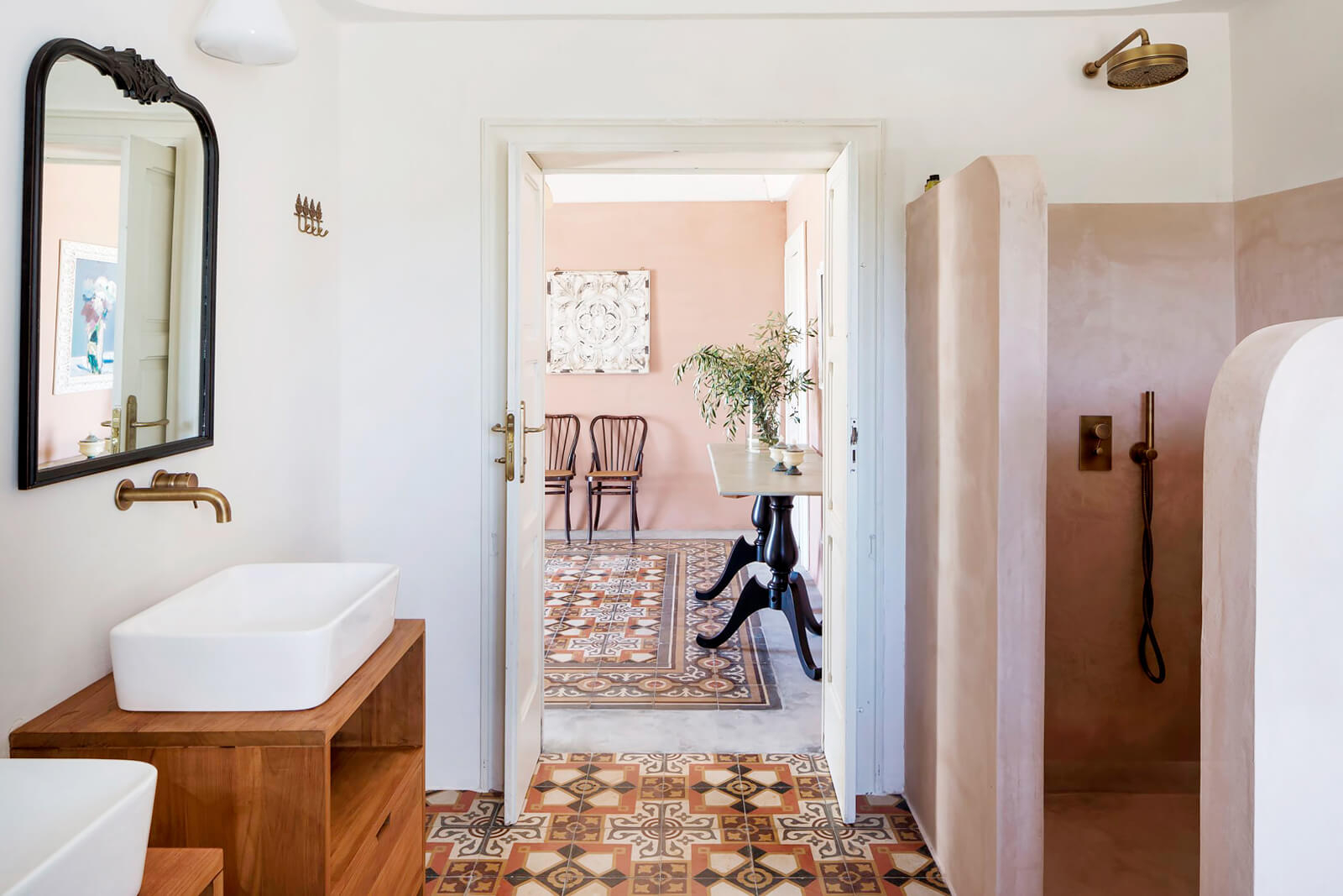 salle de bain avec carreaux de ciment anciens