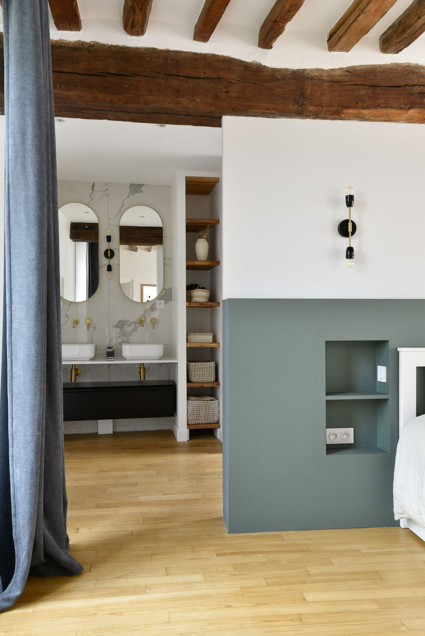 chambre avec poutres maison rénovée