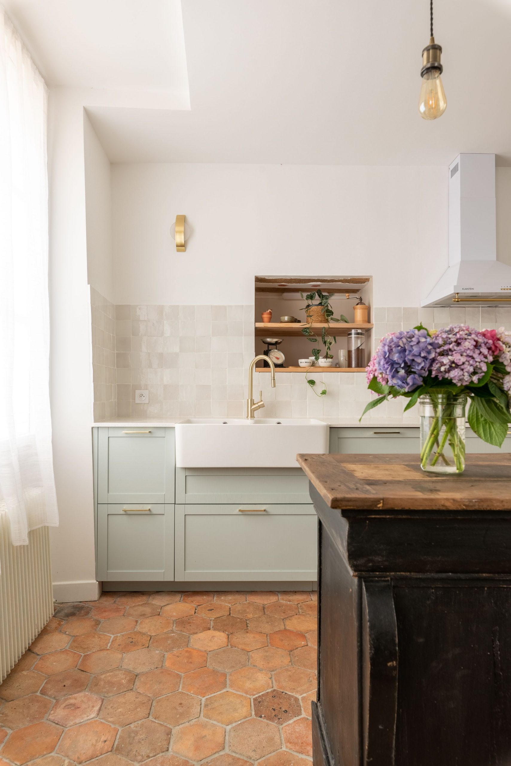 cuisine verte avec tomettes et zelliges dans maison rénovée