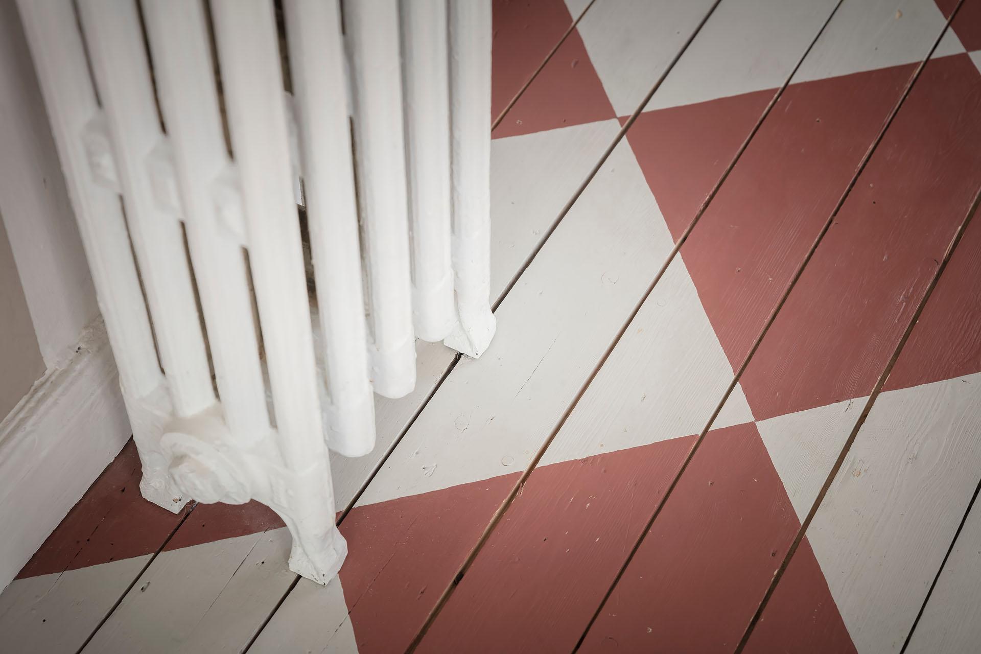 parquet peint à damier blanc et rouge