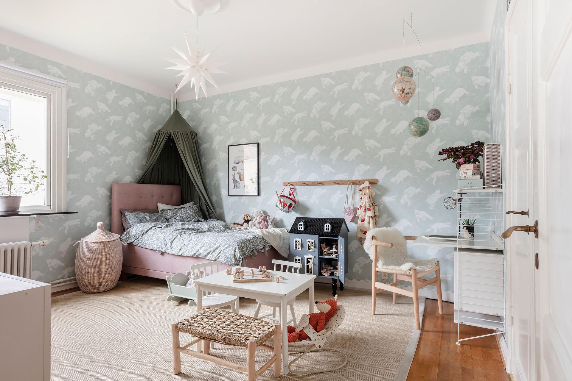 chambre enfant avec papier-peint