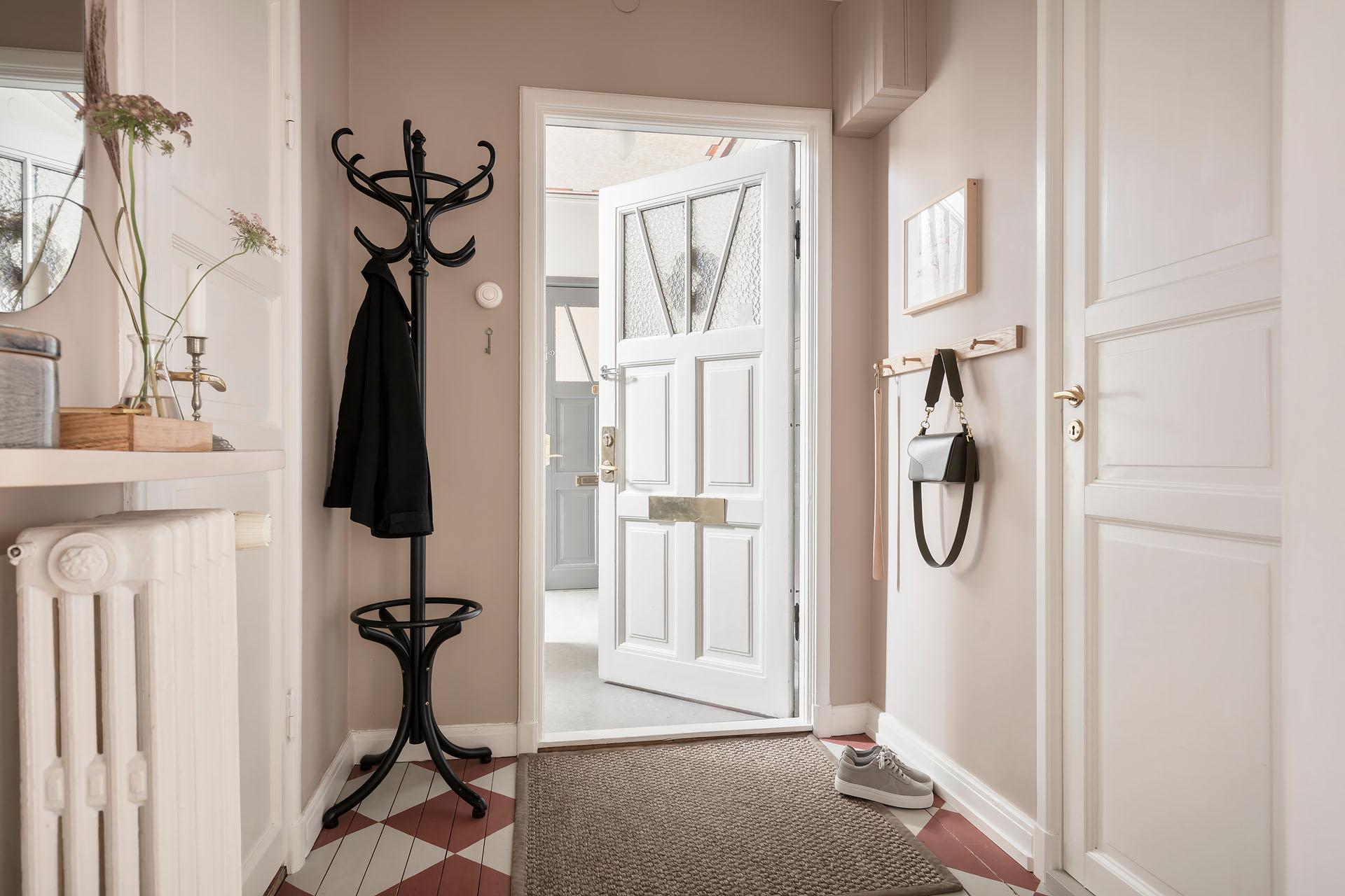 entrée décoration scandinave parquet peint à damier