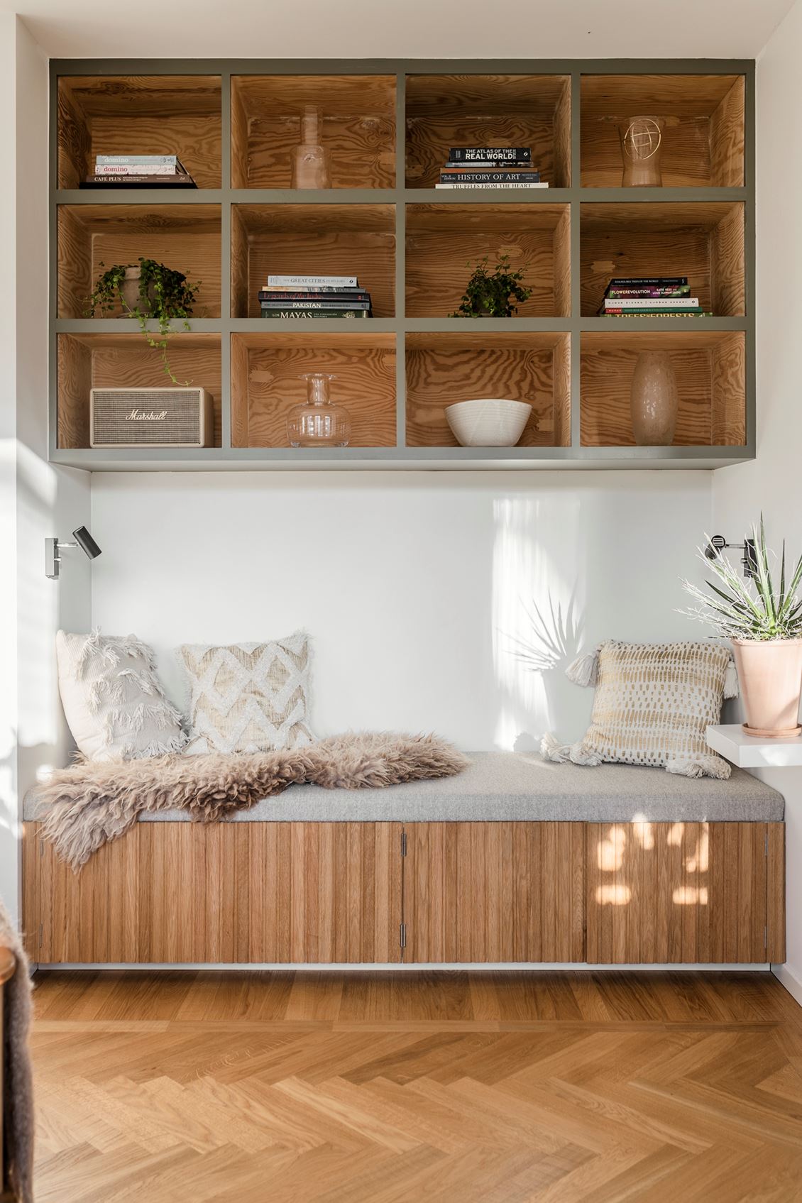 bibliothèque sur mesure avec banc