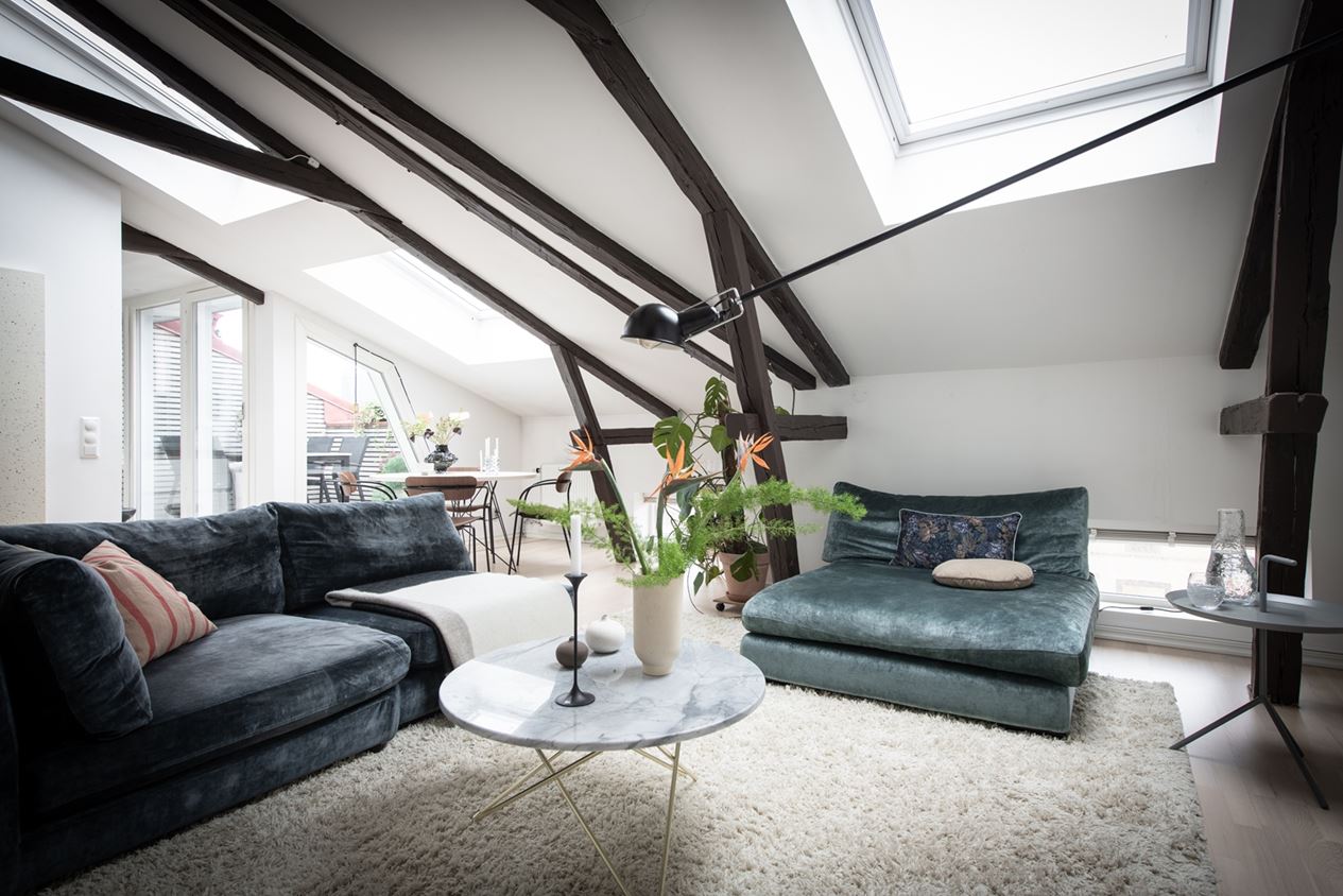 salon avec poutres appartement mansardé