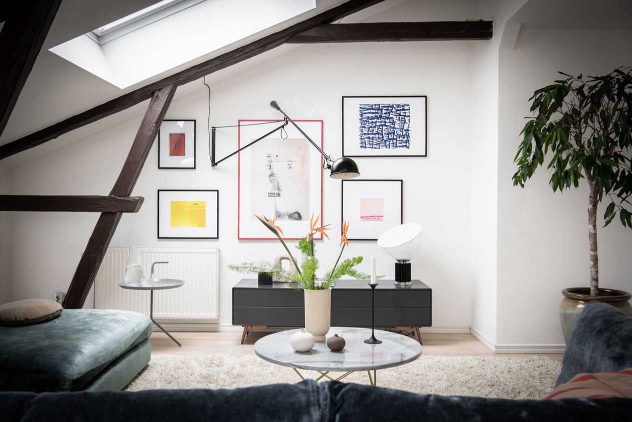 salon avec poutres appartement mansardé