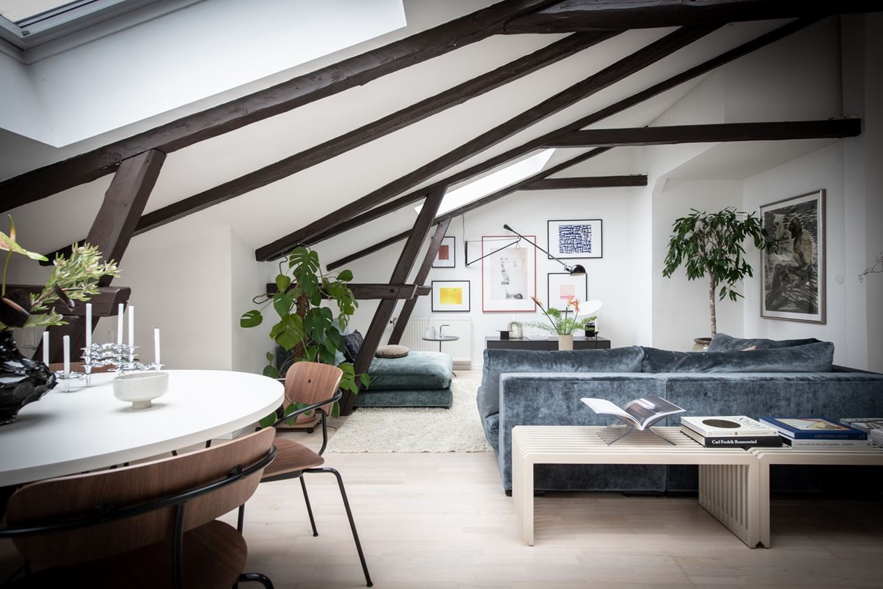 salon avec poutres appartement mansardé