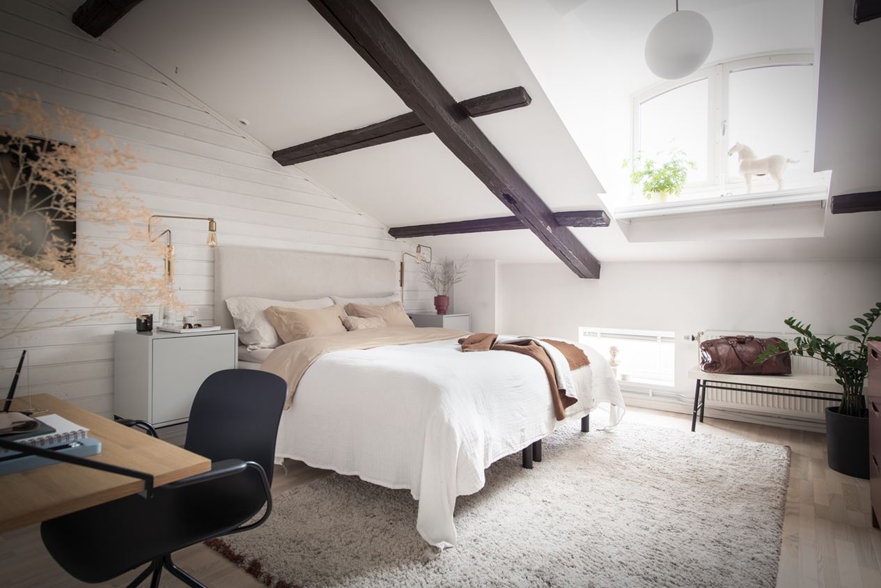 chambre avec poutres appartement mansardé