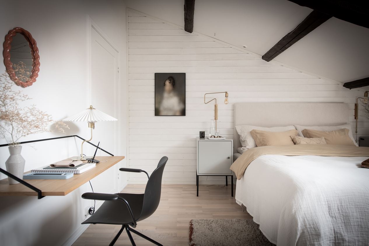chambre avec poutres appartement mansardé