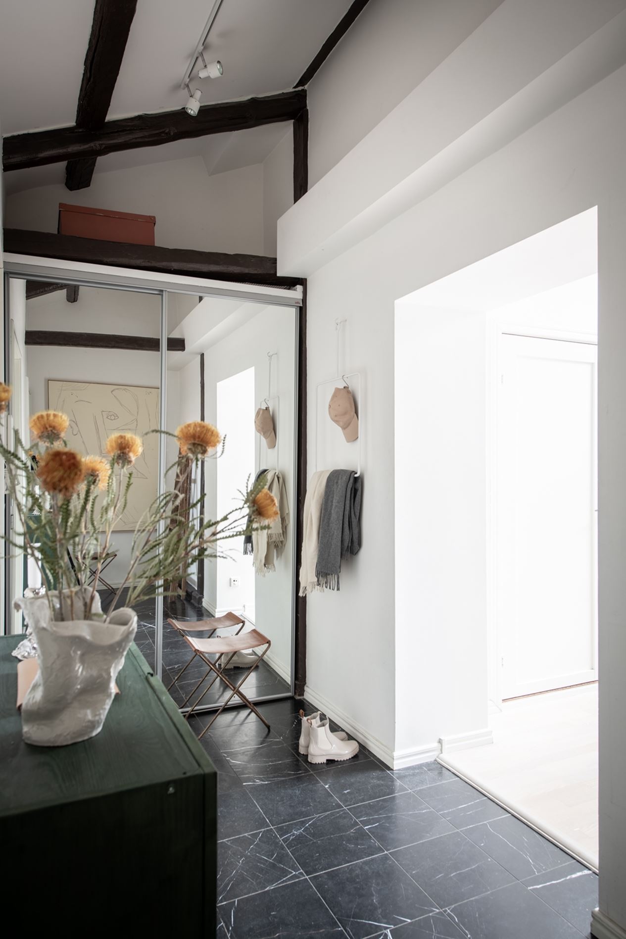entrée avec placard miroir